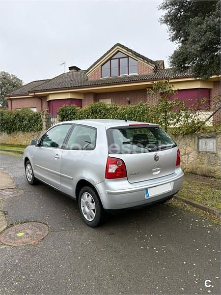 Usado VW Polo Advance 75 CV (55 kW) 2005 Gris / plata Utilitario