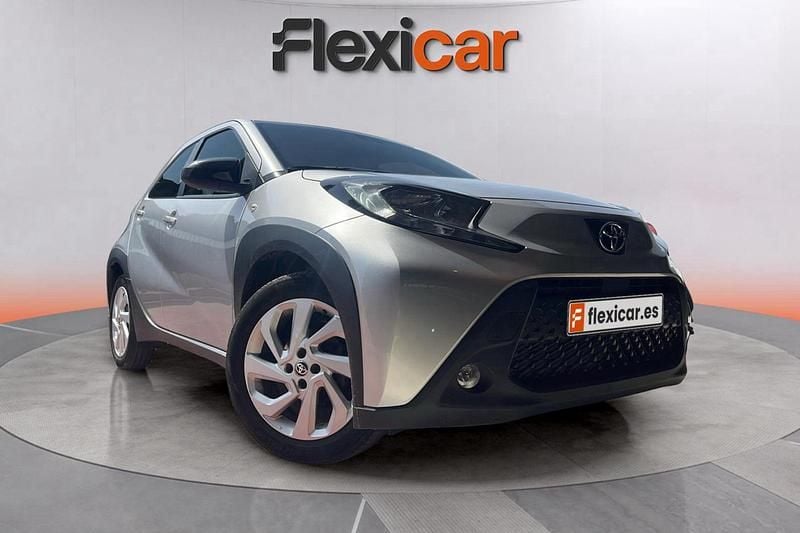 Gris Usado 2024 Toyota Aygo X Play SUV | 12.990 € (Precio justo) - Imagen 1/4