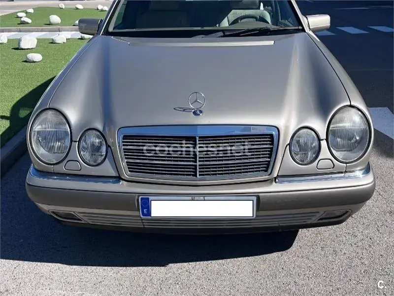 Usado Mercedes E280 Elegance 204 CV (150 kW) 1998 Beige Berlina