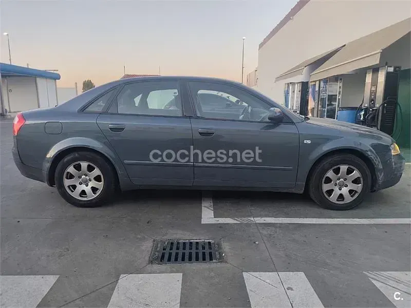 Usado Audi A4 130 CV (95 kW) 2001 Gris / plata Berlina