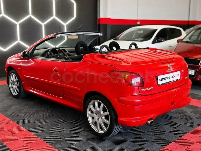Usado Peugeot 206 138 CV (101 kW) 2003 Rojo Descapotable