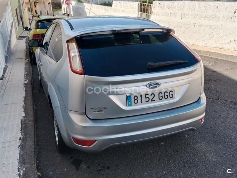 Usado Ford Focus Trend 115 CV (84 kW) 2008 Gris / plata Berlina