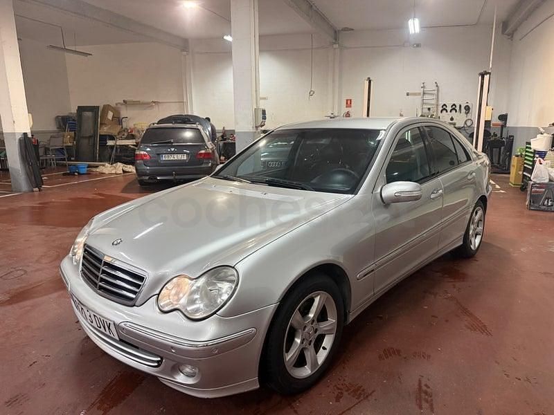 Usado Mercedes C220 Avantgarde 150 CV (110 kW) 2006 Gris / plata Berlina