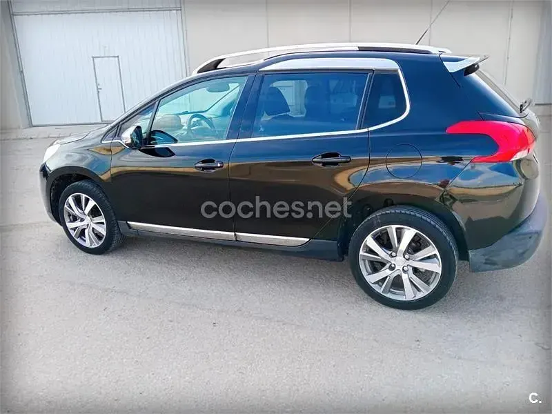 Usado Peugeot 2008 Allure 120 CV (88 kW) 2015 Negro SUV