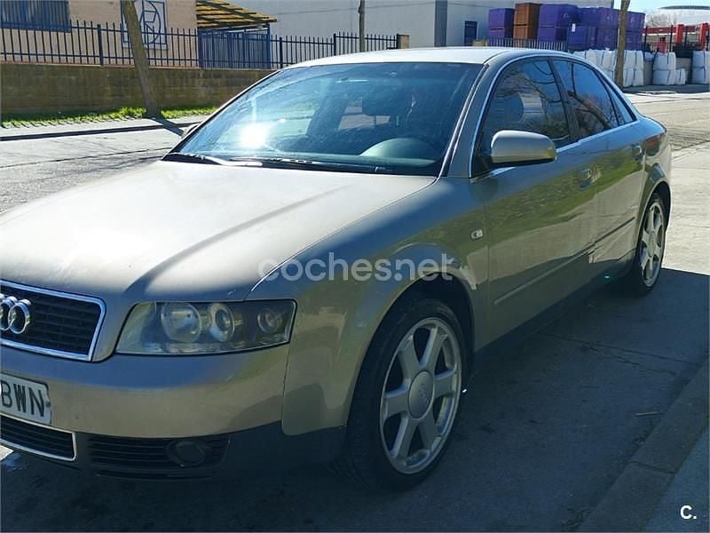 Usado Audi A4 130 CV (95 kW) 2002 Beige Berlina