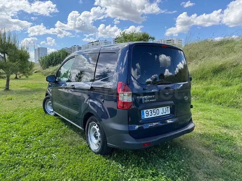 Usado Ford Tourneo Courier Trend 75 CV (55 kW) 2015 Azul Monovolumen