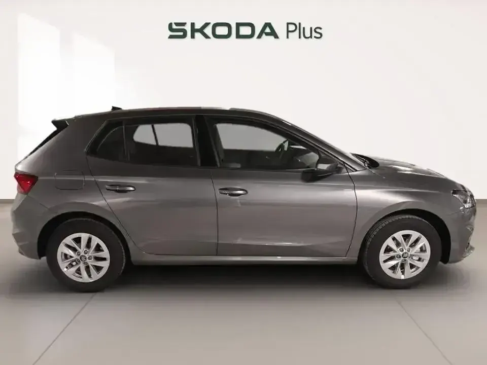 Usado Skoda Fabia Essence 80 CV (58 kW) 2025 Gris Utilitario