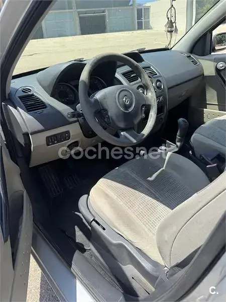 Usado Renault Mégane Authentique 85 CV (62 kW) 2007 Gris / plata Berlina
