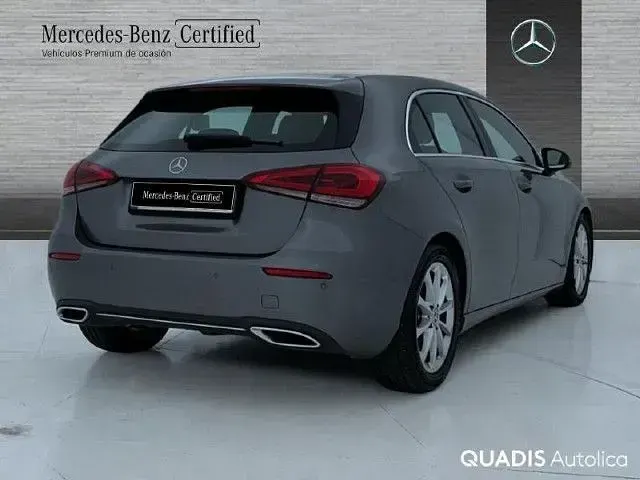 Usado Mercedes A180 116 CV (85 kW) 2019 Gris montaña
