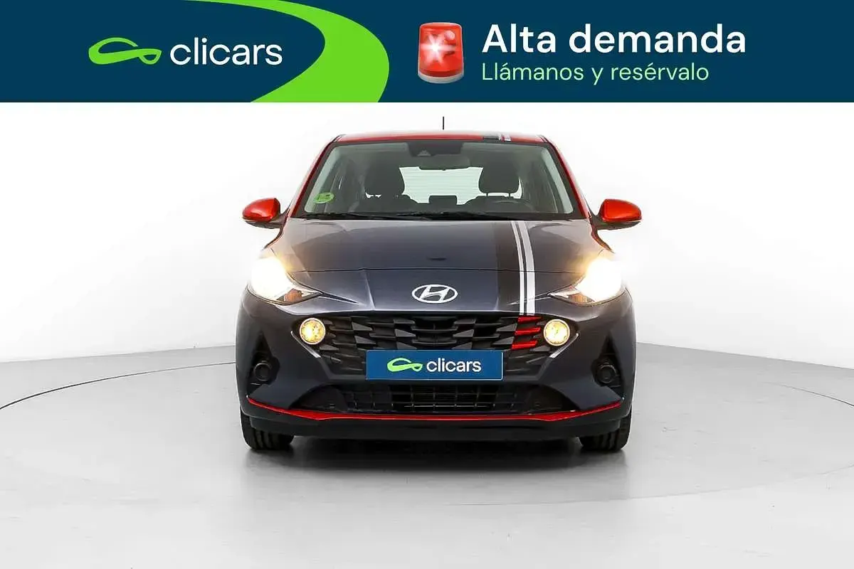 Usado Hyundai i10 67 CV (49 kW) 2022 Gris Utilitario