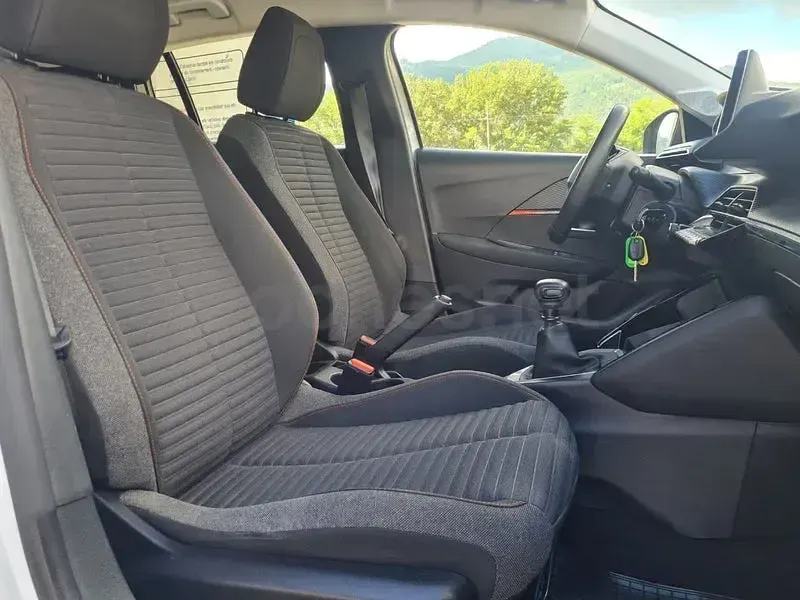 Usado Peugeot 208 Active 100 CV (73 kW) 2022 Blanco Utilitario
