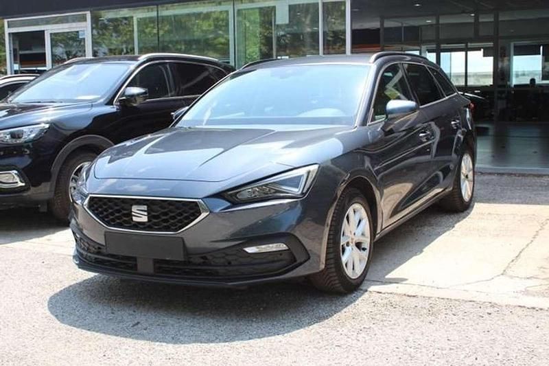Usado Seat Leon Style 110 CV (80 kW) 2022 Gris Berlina
