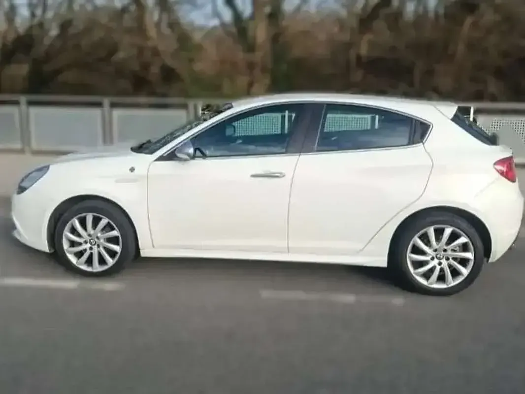 Usado Alfa Romeo Giulietta Distinctive 170 CV (125 kW) 2010 Blanco Utilitario