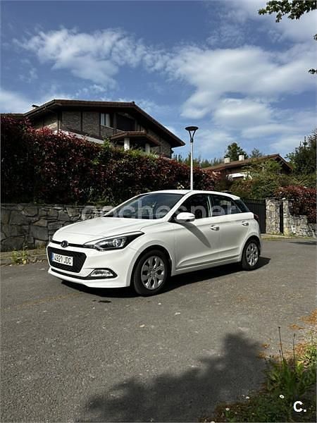 Usado Hyundai i20 84 CV (61 kW) 2016 Blanco Berlina