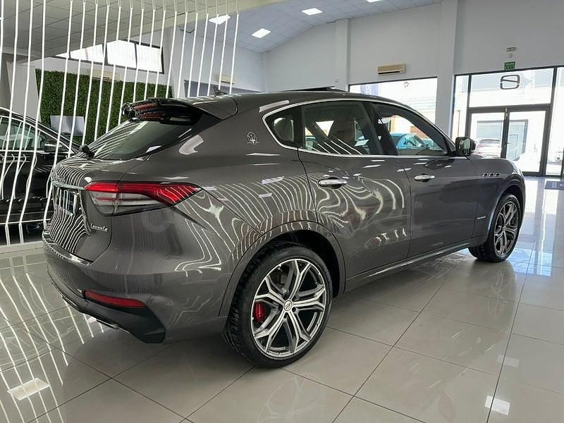 Usado Maserati Levante 350 CV (257 kW) 2021 Gris / plata SUV