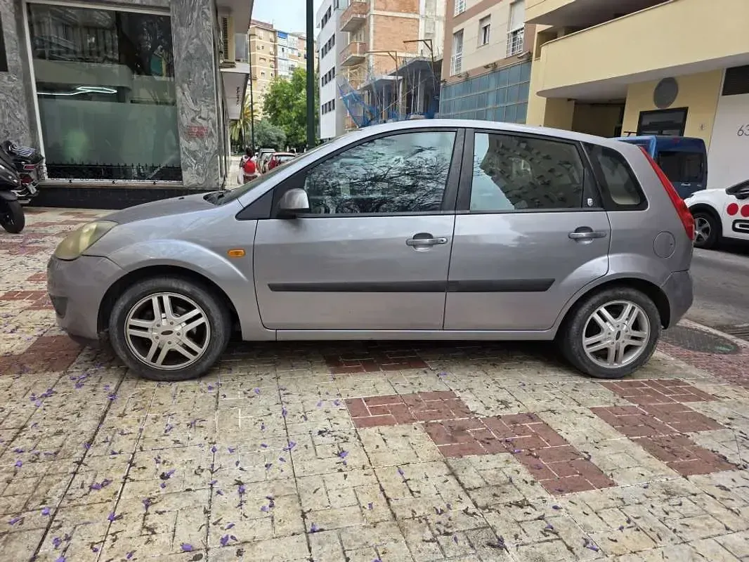 Usado Ford Fiesta Ghia 90 CV (66 kW) 2005 Azul Utilitario