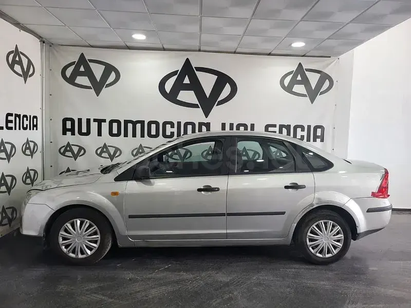 Usado Ford Focus Trend 90 CV (66 kW) 2006 Gris / plata Berlina