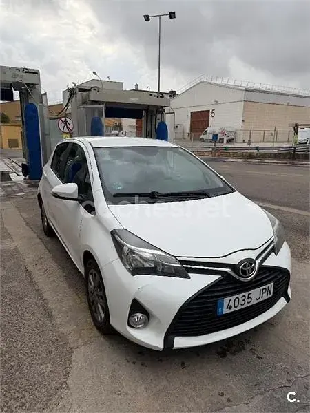 Usado Toyota Yaris Active 69 CV (50 kW) 2017 Blanco Berlina
