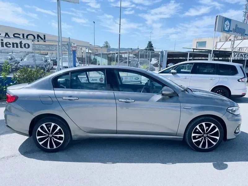 Usado Fiat Tipo Lounge 120 CV (88 kW) 2017 Gris / plata Berlina