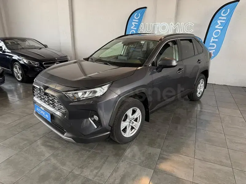 Usado Toyota RAV4 Executive 151 CV (111 kW) 2019 Gris / plata SUV