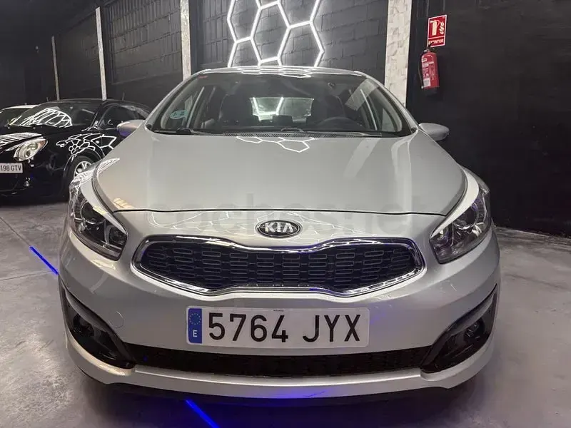 Usado Kia Ceed GT 136 CV (100 kW) 2017 Gris / plata Berlina