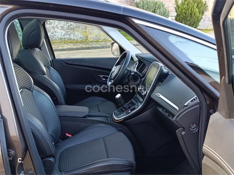 Usado Renault Grand Scénic IV Zen 140 CV (102 kW) 2019 Marrón Monovolumen