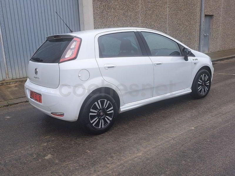Usado Fiat Punto Young 69 CV (50 kW) 2014 Blanco Utilitario