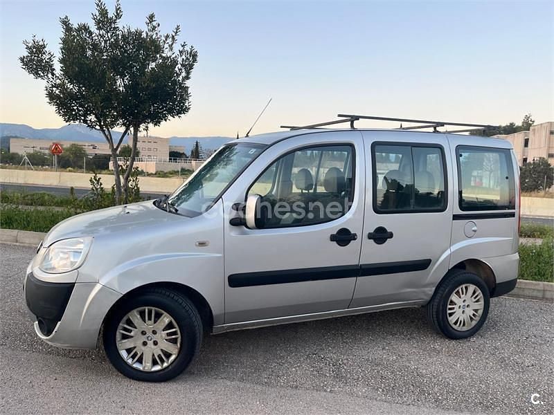 Usado Fiat Doblò Dynamic 105 CV (77 kW) 2009 Gris / plata Monovolumen