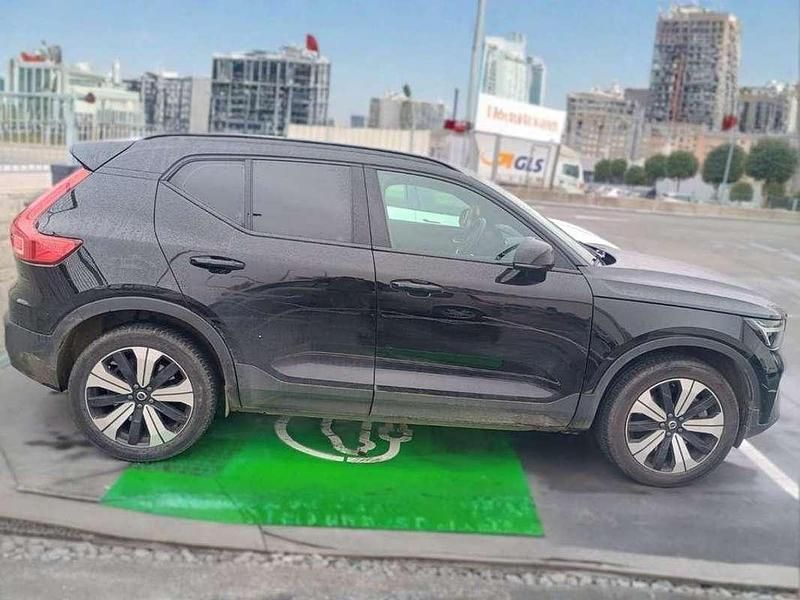 Używany Volvo XC40 Core 175 kW (238 KM) 2023 Czarny SUV