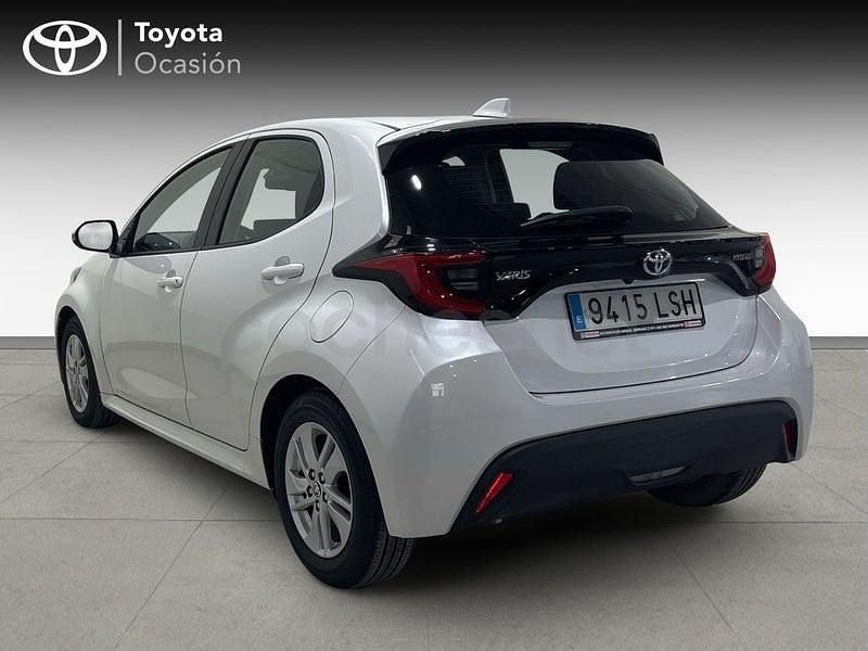 Usado Toyota Yaris Hybrid Active 116 CV (85 kW) 2021 Blanco Berlina