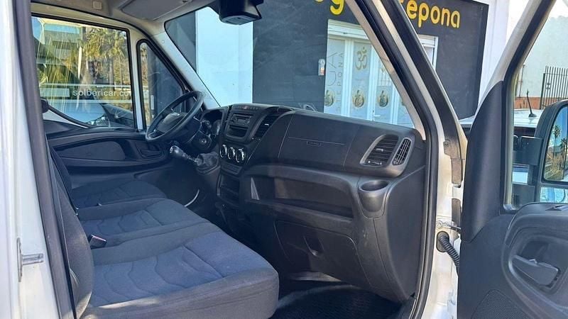 Usado Iveco Daily 116 CV (85 kW) 2017 Blanco Berlina