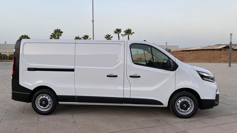 Usado Nissan Primastar 110 CV (80 kW) 2023 Blanco Monovolumen