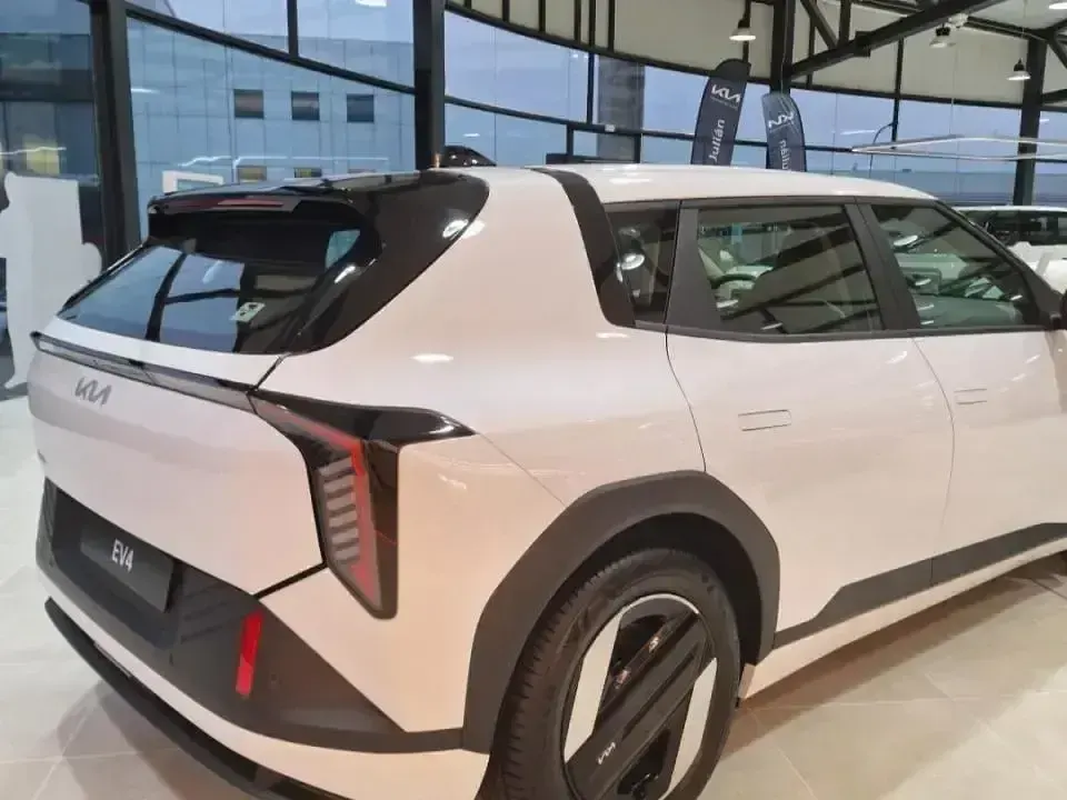 Nuevo Kia EV4 Air 150 kW (204 CV) 2026 Blanco Berlina