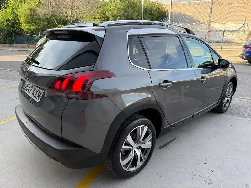 Usado Peugeot 2008 Allure 130 CV (95 kW) 2018 Gris / plata SUV
