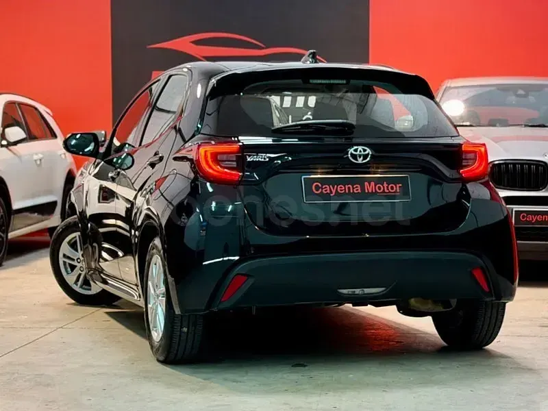 Usado Toyota Yaris 125 CV (91 kW) 2023 Negro Utilitario