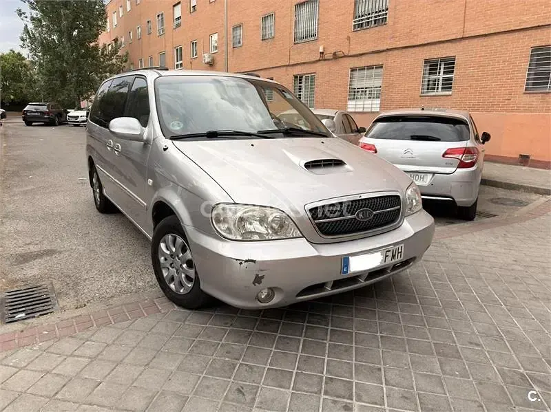 Usado Kia Carnival LX 144 CV (105 kW) 2007 Gris / plata Monovolumen
