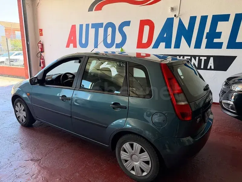 Usado Ford Fiesta Ghia 80 CV (58 kW) 2004 Gris / plata Utilitario