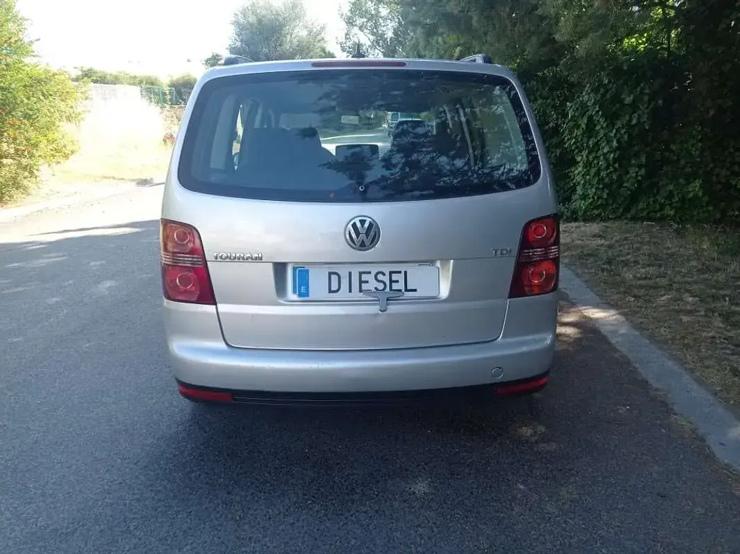 Usado VW Touran 105 CV (77 kW) 2008 Gris Monovolumen