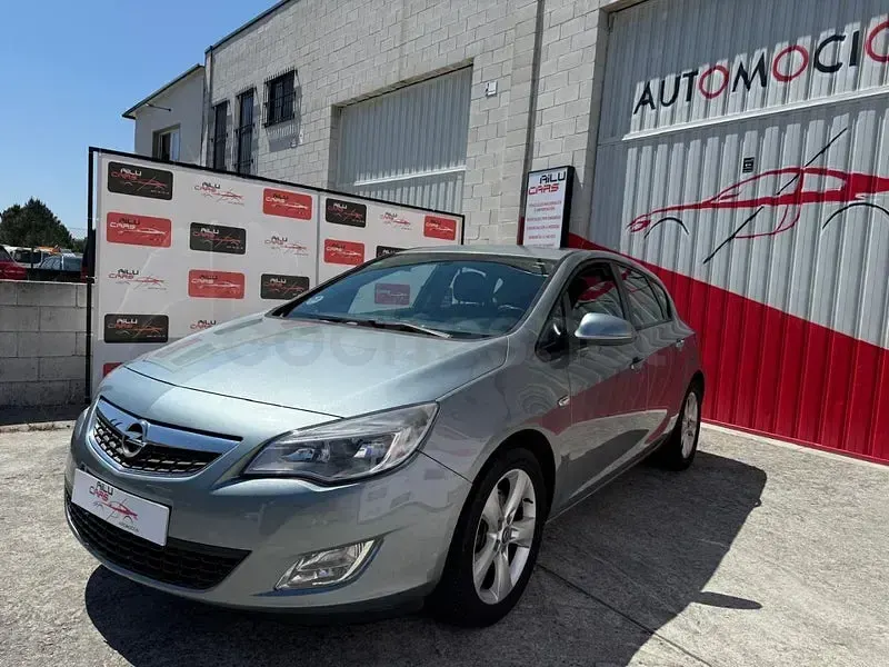 Usado Opel Astra Excellence 130 CV (95 kW) 2013 Gris / plata Berlina