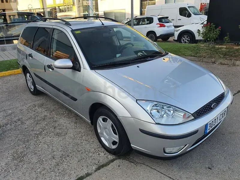 Usado Ford Focus Ghia 115 CV (84 kW) 2004 Gris / plata Familiar