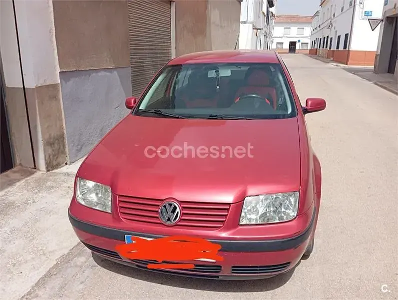 Usado VW Bora Trendline 100 CV (73 kW) 2002 Rojo Berlina