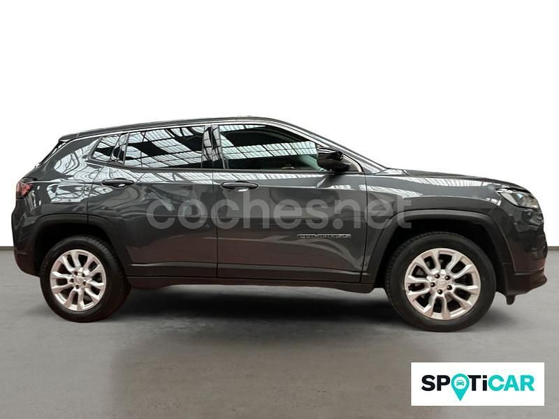 Usado Jeep Compass Longitude 130 CV (95 kW) 2022 Gris / plata SUV