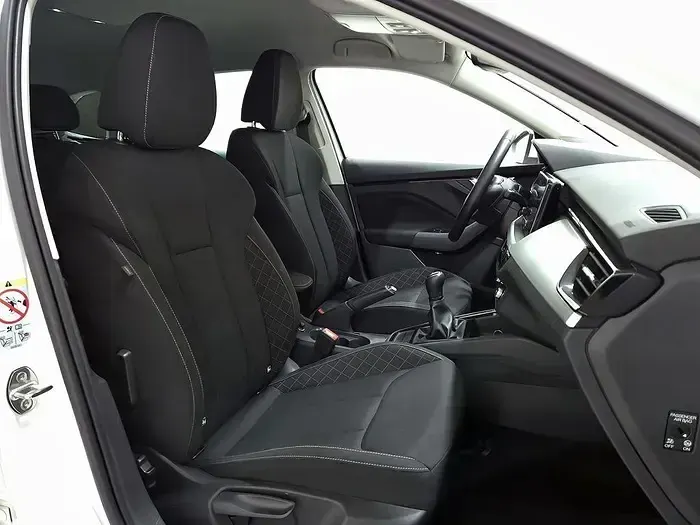 Usado Skoda Scala Ambition 110 CV (80 kW) 2025 Blanco Utilitario