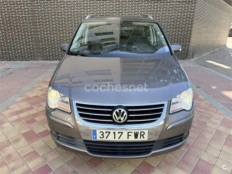 Usado VW Touran Highline 140 CV (102 kW) 2007 Gris / plata Monovolumen