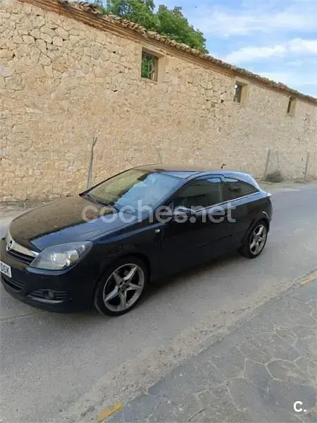 Usado Opel Astra GTC Sport 120 CV (88 kW) 2005 Negro Berlina