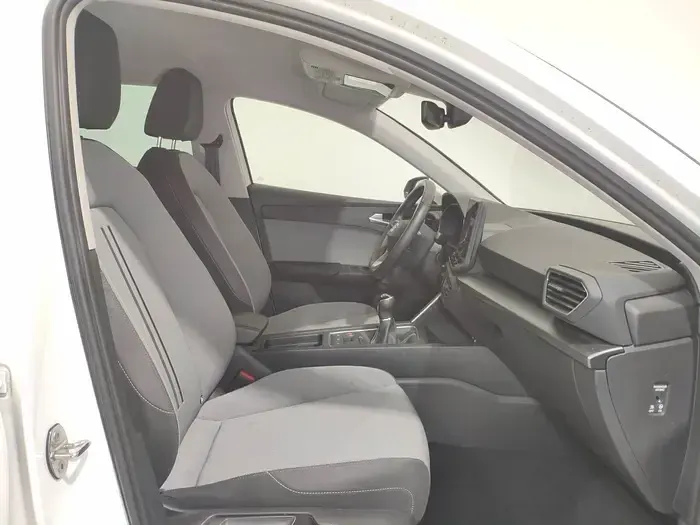 Usado Seat Leon Style 116 CV (85 kW) 2025 Blanco Berlina