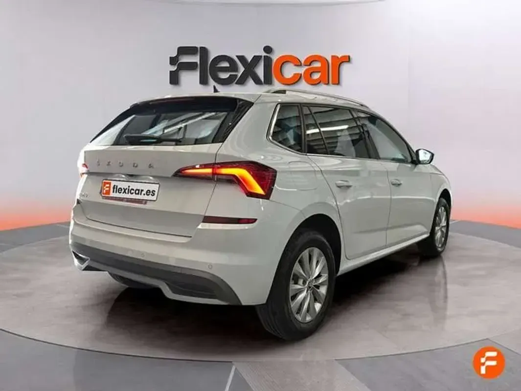 Usado Skoda Kamiq Monte Carlo 110 CV (80 kW) 2022 Blanco SUV