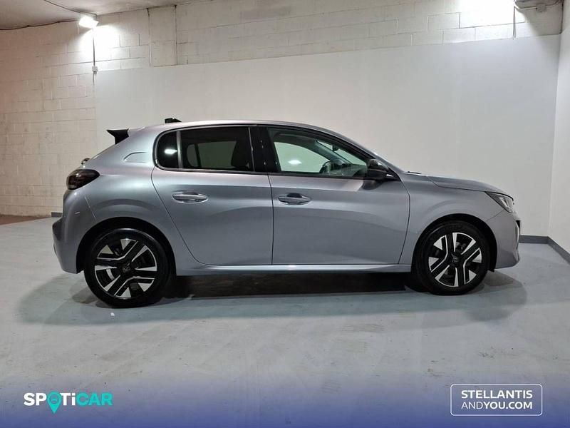 Usado Peugeot 208 Allure 100 CV (73 kW) 2025 Gris Utilitario
