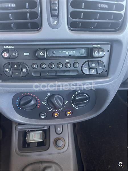 Usado Renault Clio II 90 CV (66 kW) 1999 Gris / plata Berlina