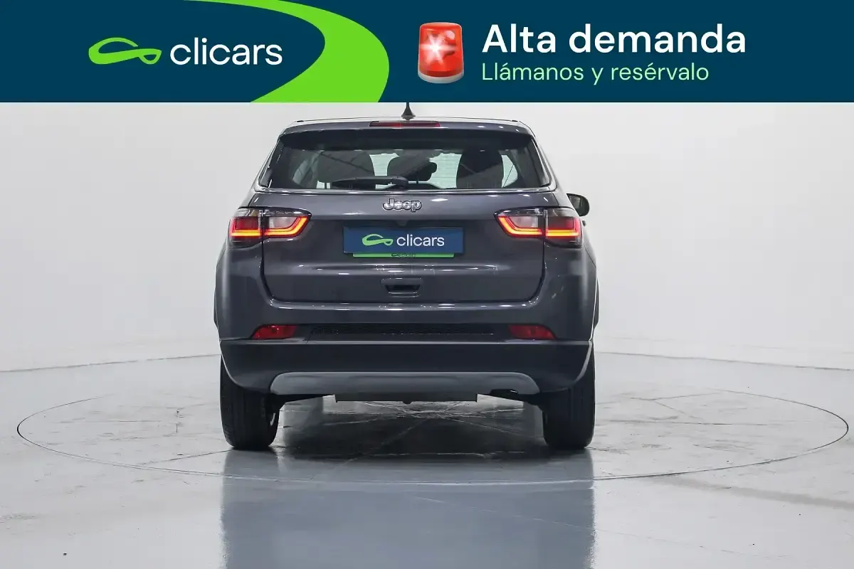 Usado Jeep Compass Altitude 130 CV (95 kW) 2025 Gris / plata SUV